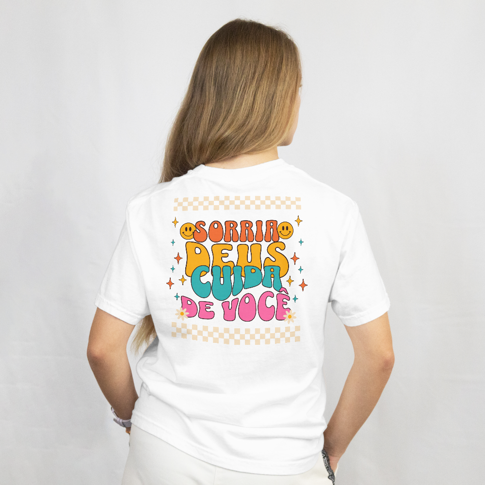 Camiseta StreetWear - Sorria Deus cuida de você